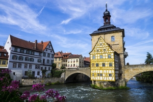 Bamberg_town_hall_from_opposite_bridge.jpg