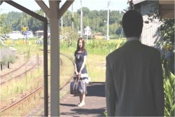 駅で向き合う由美子