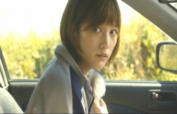 車中で鷲田を見ている敦子