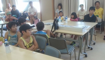 20150809-16-子供釣り教室話を聞くA班.JPG