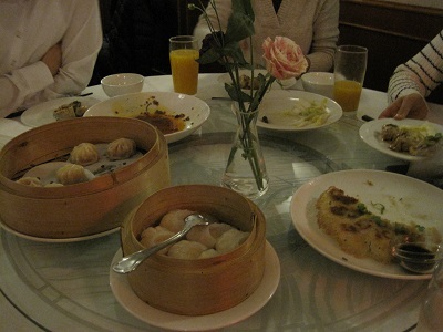 白菜の中華風サラダ・餃子二種（←辛い方のは食べちゃってお皿が空っぽ）・蒸しギョーザと肉まん