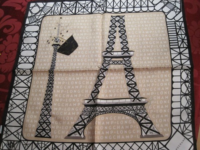 おにいちゃんとミアちゃんからプレゼントされたエッフェル塔の模様のスカーフ
